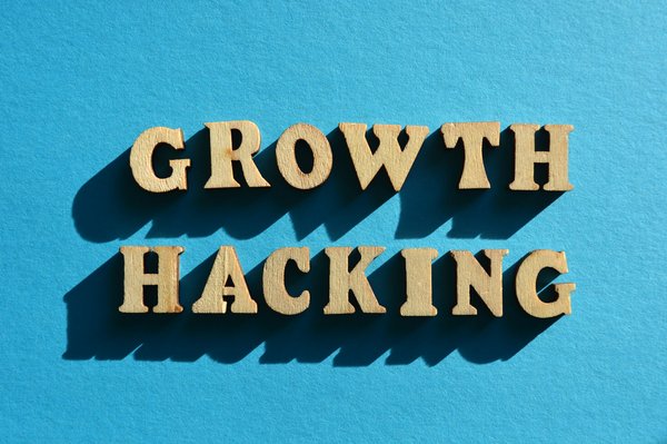 Quelles stratégies de growth hacking pour une application mobile en phase de lancement ?